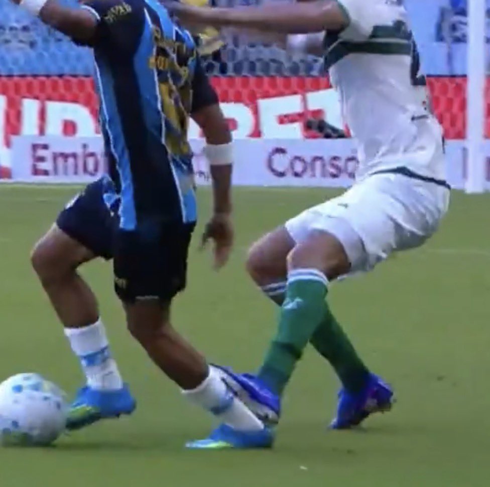 prigol_o's tweet photo. @HermanoRed @DataFutebol Vai arrumar um caminhão de pica pra chupar porra, olha o lance seu filho da puta, ninguém tem culpa que os caras querem arrancar perna no meio do jogo seu arrombado https://t.co/Gx5uOG0LS6