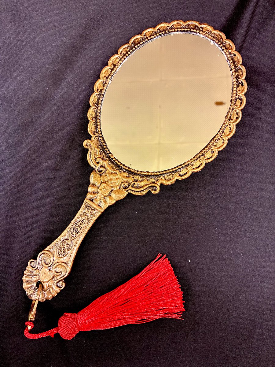 妖怪用の手鏡を作りました👻✨✨

魔物の中には人間界の鏡🪞には映らない種族もおられますが🧛🩸

アヤカシ仕様の鏡なら、化粧直しも安心ですね🙌

ツリー🌲にメイキングを繋げますが、今度こそとっても簡単なので、皆さん作ってみてね👻👍💕