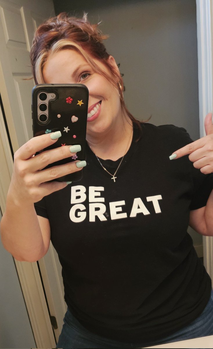 Georgiepiesix's tweet image. Workflow 👐 bathroom selfie...cause, why not 😎
Estelle bedazzled my phone #BlingBling
Traveling Hands Massage