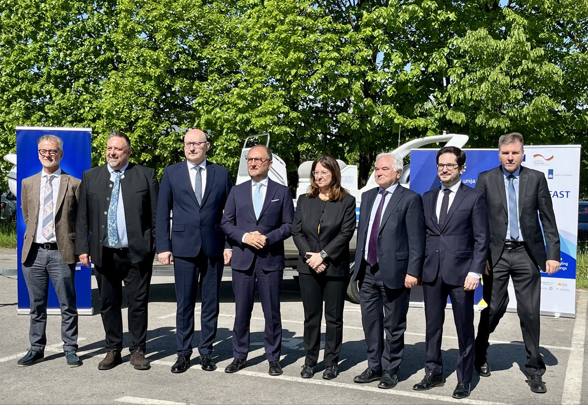 _FrancoisDelmas's tweet photo. L’UE travaille en équipe pour renforcer les moyens de la Police aux frontières de Bosnie-Herzégovine, notre partenaire dans la lutte contre la traite des êtres humains et contre l’immigration irrégulière.

La France contribue à cet effort via son opérateur Civipol.

🇧🇦🇪🇺🇫🇷🇩🇪🇮🇹🇳🇱 https://t.co/I9QgzhN5X7