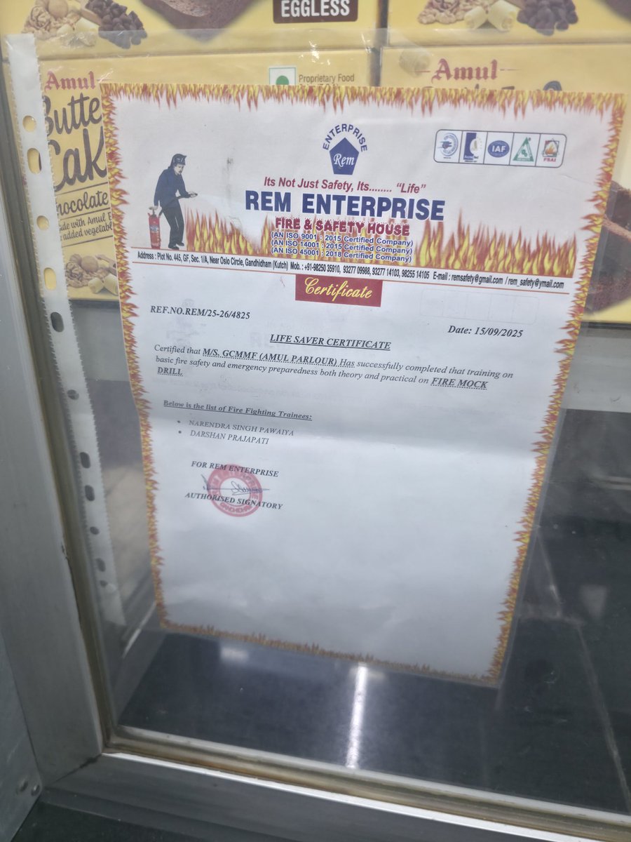 Satya029_'s tweet photo. Yh Gandhidham Junction platform pr jo Shop h vo pani ki botal ka MRP 14 hone ke bad bhi 15 /- le rha hai @RailMinIndia @RailMadad @RailwaySeva @Railmadad_DBG mGandhidham Junction https://t.co/wksTMtv4B9