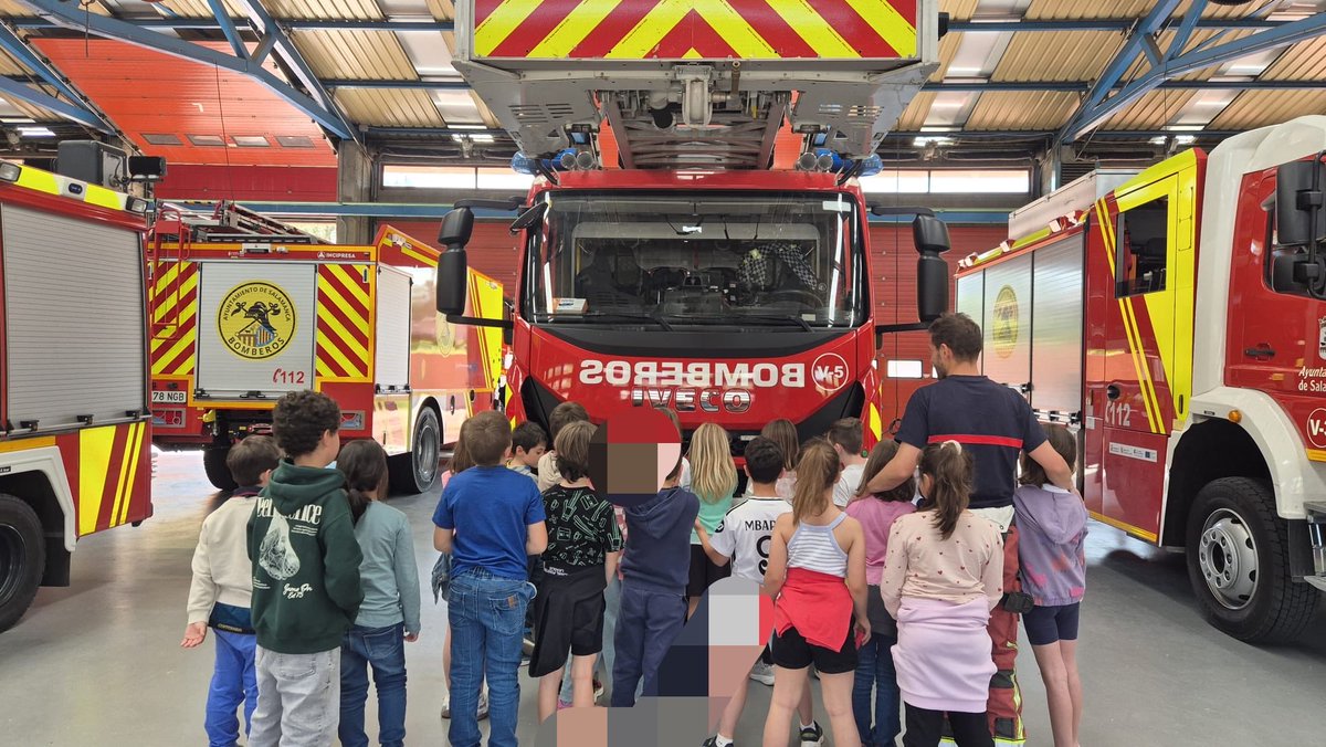 ceipcampocharro's tweet photo. Aprender fuera del aula también es fundamental y 😇 @aytoSalamanca y @ciudadsaberes visitamos @bomberosalamanc 👨‍🚒 🚒 Nuestro alumnado conoce de primera mano el trabajo de los 👨‍🚒 y la importancia de la prevención ¡una experiencia muy enriquecedora! #somoscampocharro #creandopiña https://t.co/rW1rLUMyY9