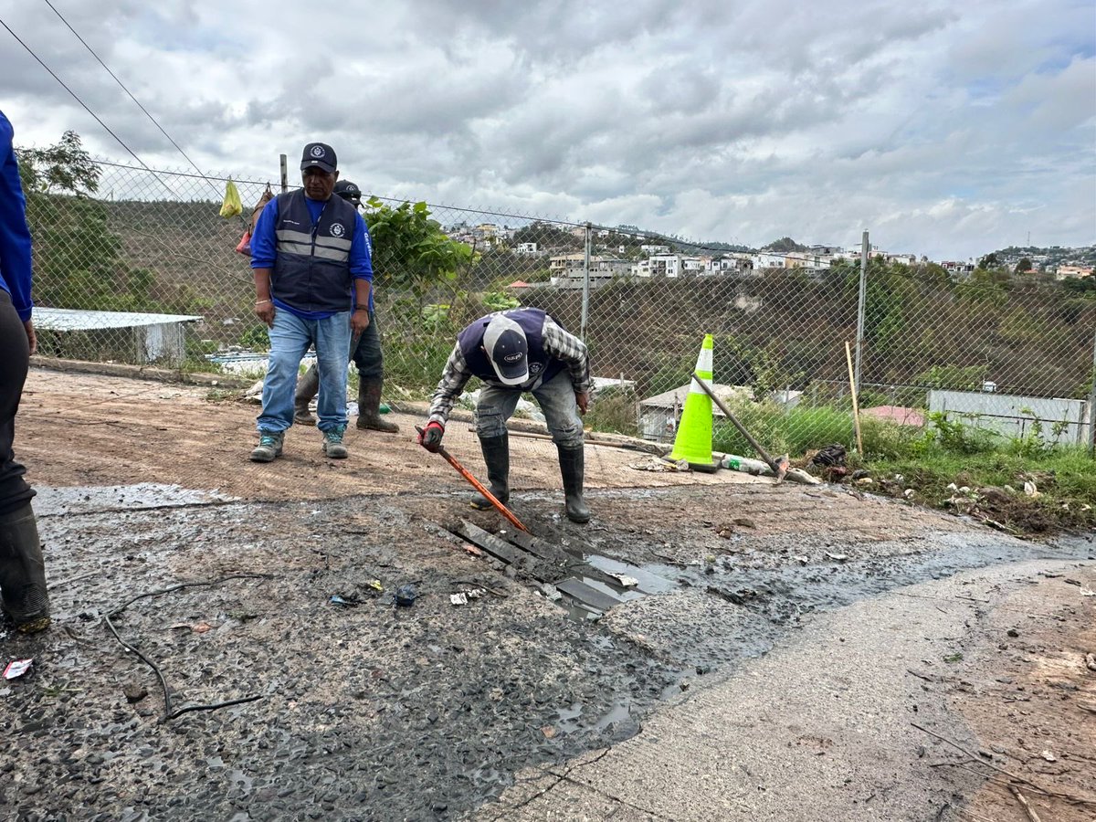 amdc_verde's tweet photo. Iniciamos una nueva semana recorriendo la ciudad. En la colonia Nueva Suyapa trabajamos en la limpieza de cunetas como parte de las acciones preventivas por la llegada de las lluvias.

¡Ahora actuamos para reducir riesgos! https://t.co/c54xYNsuEu