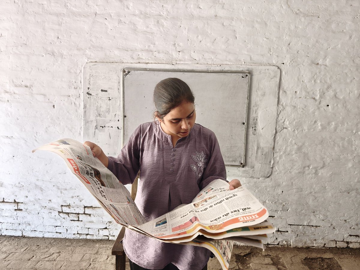 SVIC_Sahar's tweet image. 27 अप्रैल - विद्यालय #svicsahar में अध्ययनरत विद्यार्थियों में पठन-कौशल, उच्चारण शुद्धता, आत्मविश्वास तथा समसामयिक ज्ञान का विकास करने के उद्देश्य से जारी पहल #ReadToLead के अन्तर्गत कक्षा कक्ष में #newspaper का वाचन करती छात्रा। #auraiya @upboardpryj #स्कूल_सरकारी_पढ़ाई_असरकारी