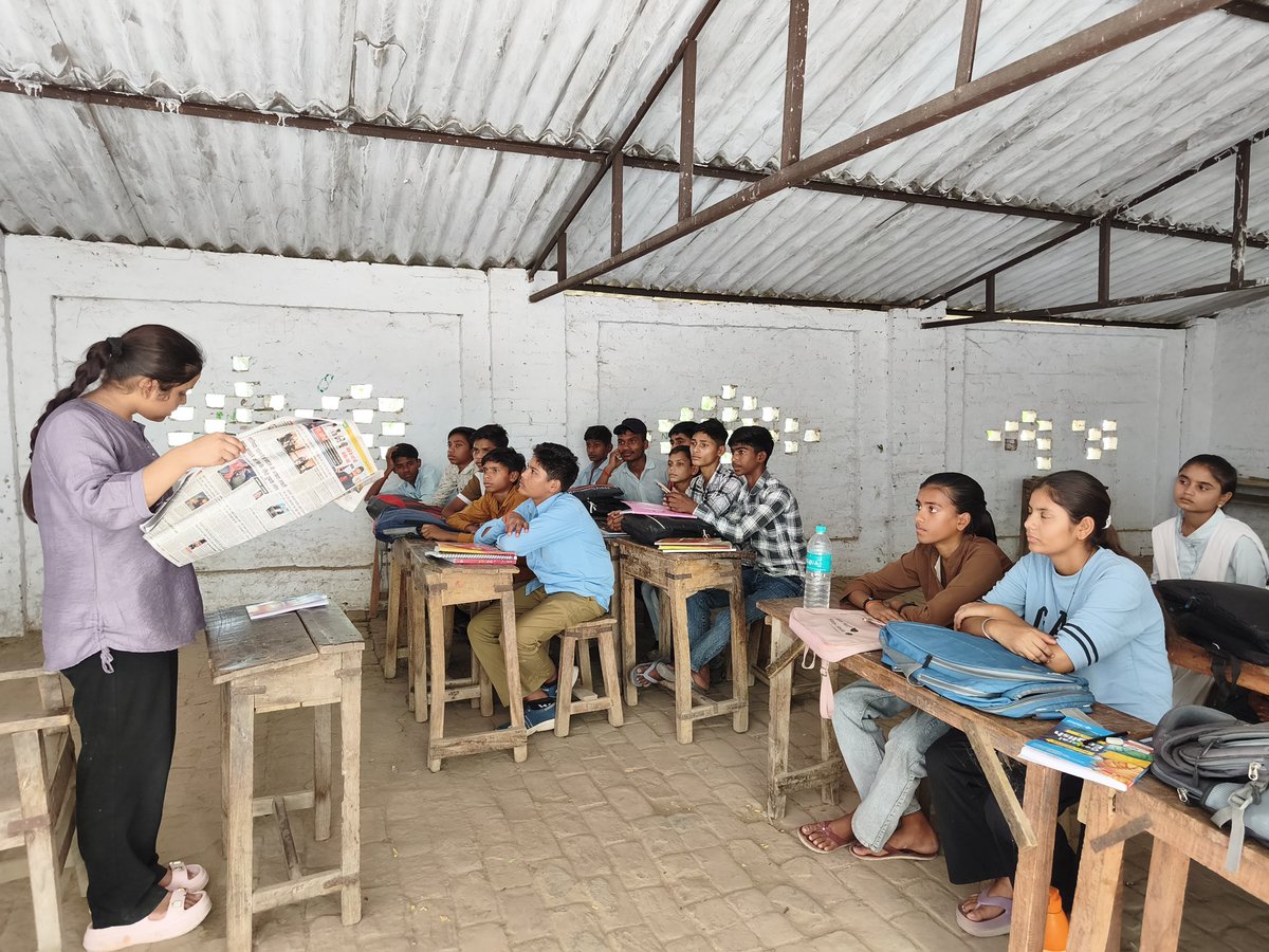 SVIC_Sahar's tweet image. 27 अप्रैल - विद्यालय #svicsahar में अध्ययनरत विद्यार्थियों में पठन-कौशल, उच्चारण शुद्धता, आत्मविश्वास तथा समसामयिक ज्ञान का विकास करने के उद्देश्य से जारी पहल #ReadToLead के अन्तर्गत कक्षा कक्ष में #newspaper का वाचन करती छात्रा। #auraiya @upboardpryj #स्कूल_सरकारी_पढ़ाई_असरकारी