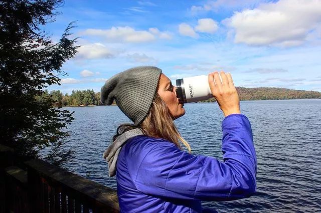 DrMandeepDhull1's tweet image. Just unboxed my latest haul—look at this sleek water bottle! 1-click lid, keeps drinks cold 24hrs, and fits my bike cage perfectly. Obsessed with the matte navy finish  #Unboxing #NewFind #DailyEssential