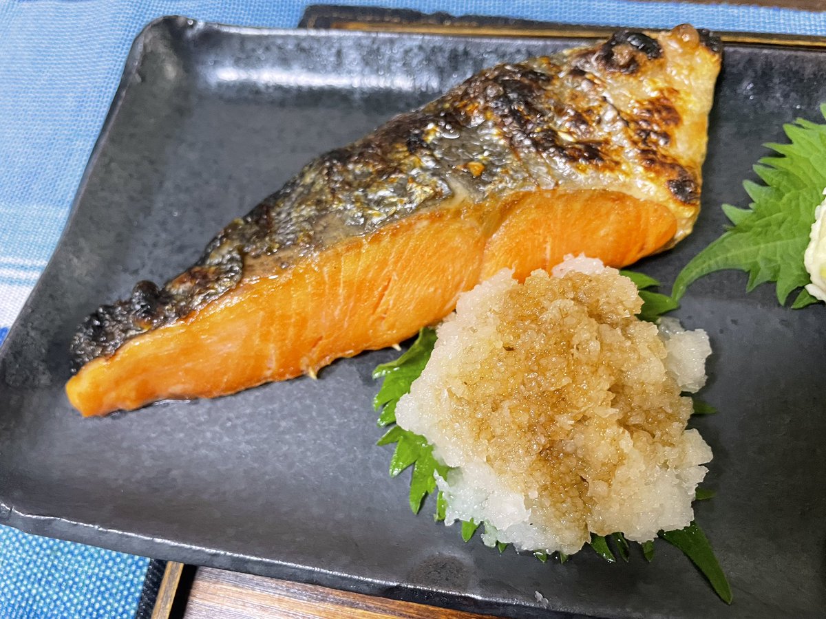 Tomo_Mrk3B01's tweet image. White rice and grilled salmon just fresh from the fish grill. This combo is a marriage for Japanese people, I strongly believe😉
Hmm. Looks so colorful. All the dishes are really pleasing to the eye! Okay. Let’s eat👍
#cookingathome 
#おうちごはん 
#twinglish 
#Twitter家庭料理