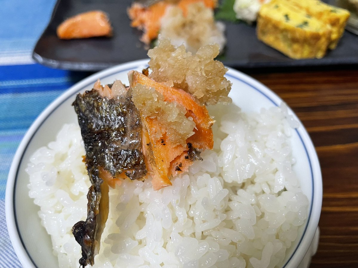 Tomo_Mrk3B01's tweet image. White rice and grilled salmon just fresh from the fish grill. This combo is a marriage for Japanese people, I strongly believe😉
Hmm. Looks so colorful. All the dishes are really pleasing to the eye! Okay. Let’s eat👍
#cookingathome 
#おうちごはん 
#twinglish 
#Twitter家庭料理