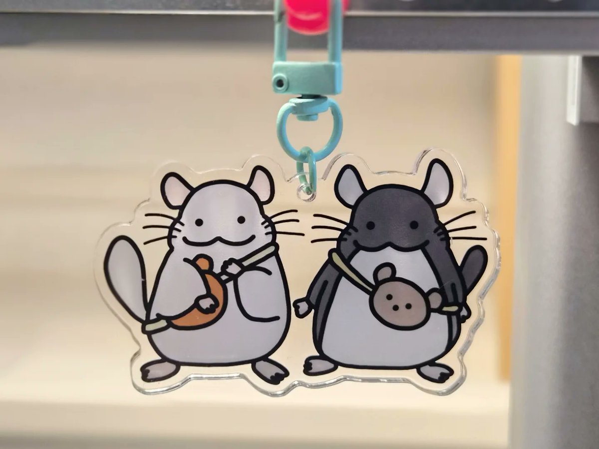 チンチラマーケットに持っていくグッズ第1弾が届きました〜🐭📦
自画自賛ですがすーぱー可愛いです💖

🌟虚無ちゃんアクキー2種類
①虚無🐣5連アクキー
めっっちゃかわゆいです！15cm！！

②お出かけアクキー
なんと！裏表違うカラーです！！

それぞれ個数少なめです
#チンチラマーケット2026