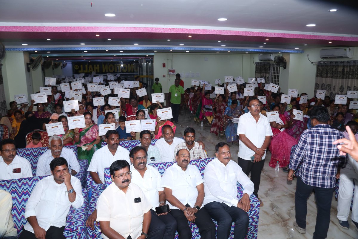 KurugondlaRK's tweet image. వెంకటగిరిలో 'చాగనం లలితమ్మ భాస్కరరావు మెమోరియల్ ట్రస్ట్' సేవా కార్యక్రమాల్లో పాల్గొని మహిళలకు సర్టిఫికెట్లు ప్రదానం చేశాను.
​సీఎం @ncbn గారి నాయకత్వంలో రాష్ట్ర అభివృద్ధి, సంక్షేమం జోడు గుర్రాల్లా పరుగులు పెడుతున్నాయి.
​#KurugondlaRamakrishna #VenkatagiriMLA #TDP #NDA #Amaravati