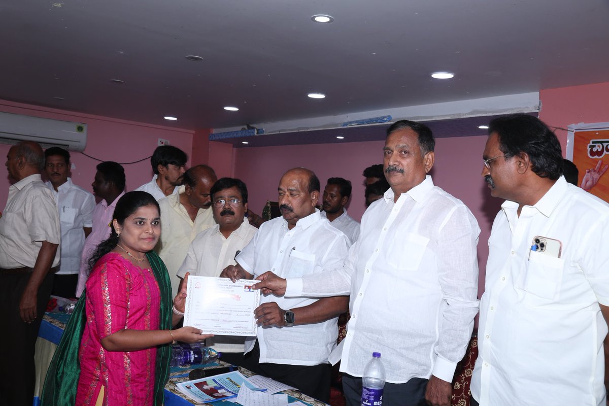 KurugondlaRK's tweet image. వెంకటగిరిలో 'చాగనం లలితమ్మ భాస్కరరావు మెమోరియల్ ట్రస్ట్' సేవా కార్యక్రమాల్లో పాల్గొని మహిళలకు సర్టిఫికెట్లు ప్రదానం చేశాను.
​సీఎం @ncbn గారి నాయకత్వంలో రాష్ట్ర అభివృద్ధి, సంక్షేమం జోడు గుర్రాల్లా పరుగులు పెడుతున్నాయి.
​#KurugondlaRamakrishna #VenkatagiriMLA #TDP #NDA #Amaravati