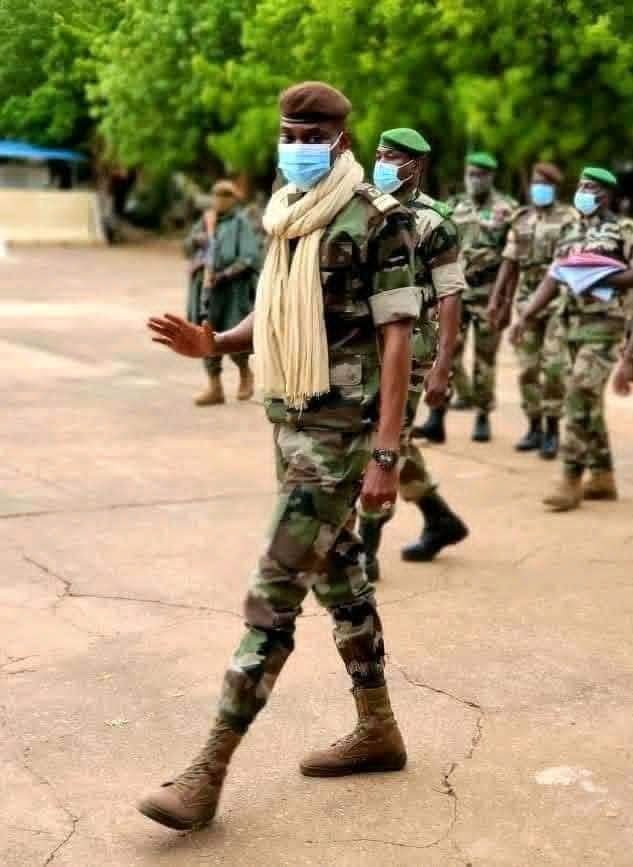 Moustapha9990's tweet photo. Nous te pleurons. Le Mali vacille mais le Mali ne tombera point. Des jours sombres ne decrivent pas un peuple débout.  Il s'agenouillera parfois mais se relevra toujours. #Mali #AES https://t.co/9LHACFuFmJ