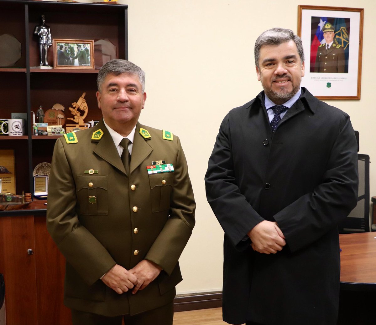 CarabAraucania's tweet image. #Victoria: Hoy @Carabdechile cumple 99º años y como Zona COP e Intervención Sur comenzamos el día con el solemne izamiento del pabellón nacional, entrega de condecoraciones a los Carabineros que cumplen 20 y 30 años de servicio al país y ascensos al personal.  #OrdenyPatria