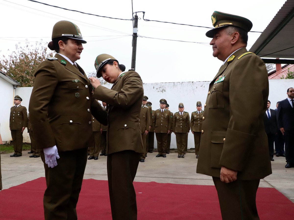 CarabAraucania's tweet image. #Victoria: Hoy @Carabdechile cumple 99º años y como Zona COP e Intervención Sur comenzamos el día con el solemne izamiento del pabellón nacional, entrega de condecoraciones a los Carabineros que cumplen 20 y 30 años de servicio al país y ascensos al personal.  #OrdenyPatria
