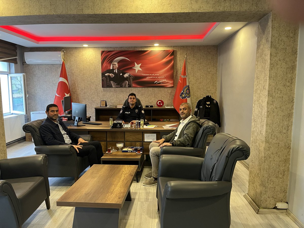 pasurlularDrng's tweet photo. kamu hizmetlerine ilişkin konularda karşılıklı görüş alışverişinde bulunuldu.samimi bir ortamda gerçekleşen görüşmede,Öncelikle İlçe Kaymakamımız Burak AKELER’e,İlçe Emniyet Amiri Yasin Bey, ve Jandarma Komutanı Ercan Beye Nazik evsahiplikleri için kendilerine şükranlarımızı suna https://t.co/ESo0fp7mGP