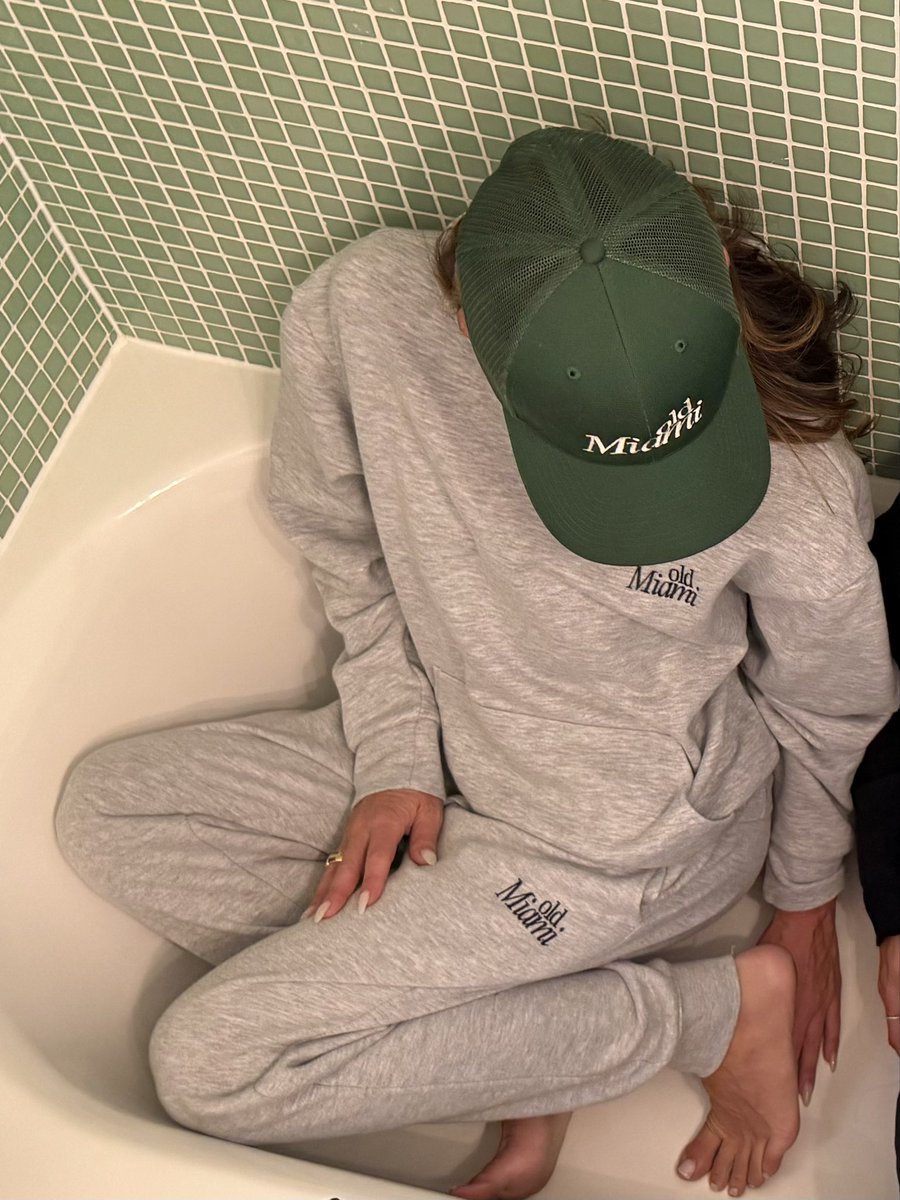 DPayt's tweet photo. old Miami olive trucker drop 🫒🧢 🔗 https://t.co/3wOy6B6sTr https://t.co/wiAdmtKkw2