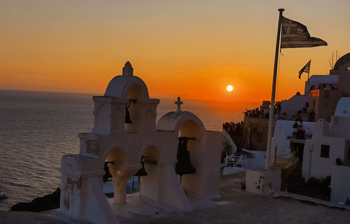 khalidalkiyumi's tweet image. Chasing sunsets in Santorini—white-washed villages, blue domes, and wine that tastes like liquid sunshine. Every corner feels like a postcard come alive  #Wanderlust #SantoriniMagic