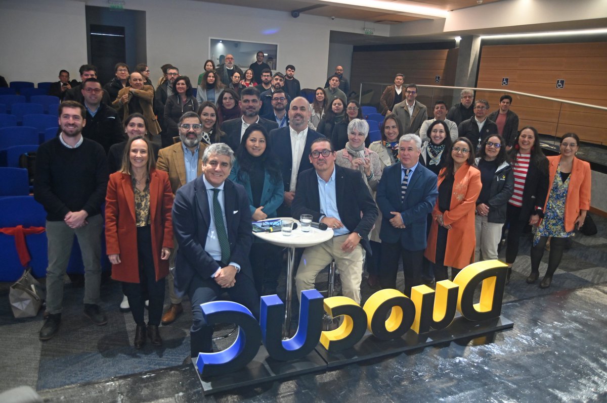 GoreLosLagos's tweet photo. ♻️🌱 El @GoreLosLagos, liderado por el gobernador @ale_santanat, participó en una actividad sobre economía circular que destacó casos de emprendimiento sostenible. “Tenemos la obligación de liderar la innovación”, afirmó, reforzando el compromiso con un desarrollo sustentable. https://t.co/6kfYj4XOy7