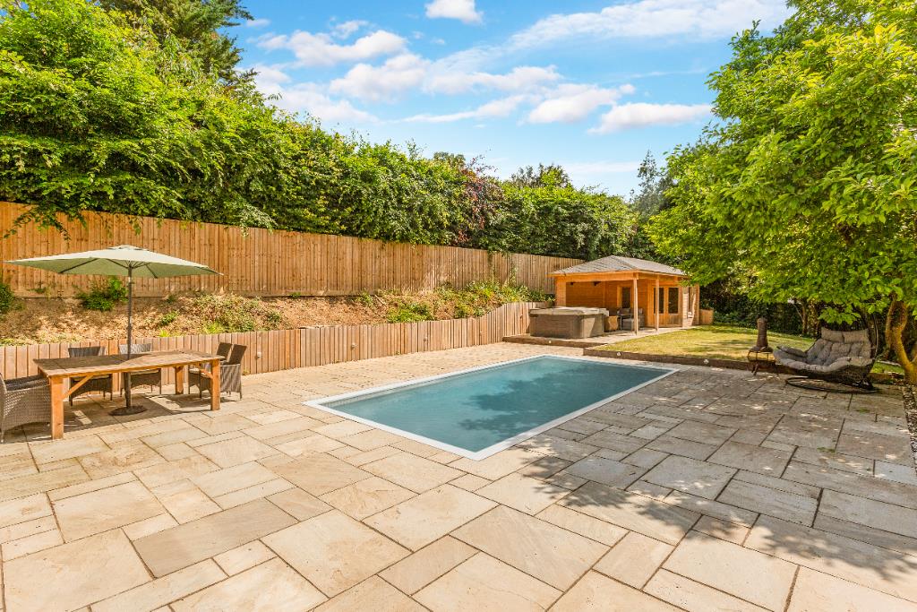 Set within the prestigious Battledown Estate, this exceptional home enjoys a beautifully private position on a half-acre south-westerly plot. ✨

Find out more: charleslear.co.uk/property/stanl…