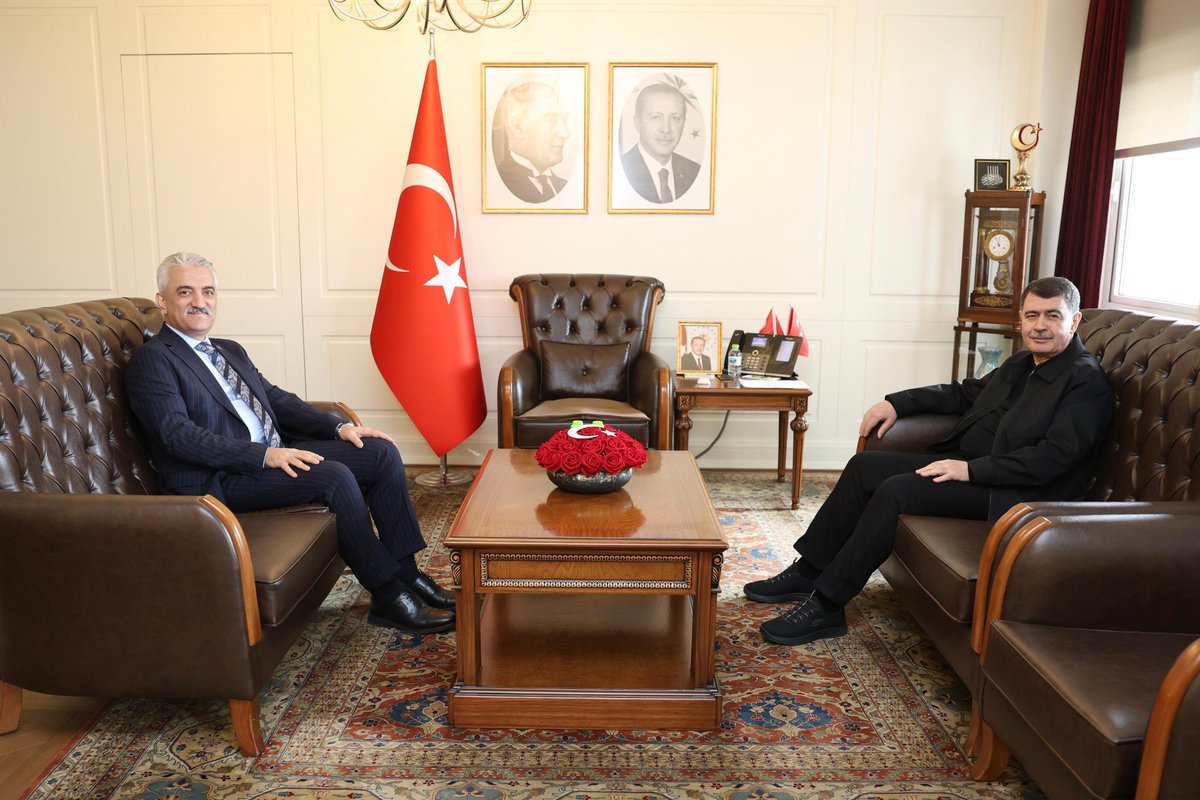 duzce_valiligi's tweet photo. Ankara Valimiz Sayın Vasip Şahin (@vasipsahin), Valimiz Sayın Mehmet Makas’a (@makasmehmet34) nezaket ziyaretinde bulundu. 

Sayın Valimiz, Valilik Şeref Defterini imzalayan Sayın Şahin’e nazik ziyaretleri dolayısıyla teşekkür ederek görevinde muvaffakiyetler diledi. https://t.co/CVI8lMRPis