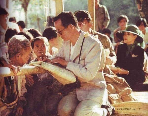 โอกาสวันคล้าย #วันราชาภิเษกสมรส ๒๘ เมษายน ๒๕๖๙

๒๘ เมษายน ๒๔๙๓ ณ พระตำหนักใหญ่ วังสระปทุม สมเด็จพระศรีสวรินทิราบรมราชเทวี พระพันวัสสาอัยยิกาเจ้า ถวายน้ำพระมหาสังข์ และทรงเจิมสมเด็จพระเจ้าอยู่หัว และพระราชทานน้ำพระมหาสังข์ และทรงเจิมหม่อมราชวงศ์สิริกิติ์ จากนั้น