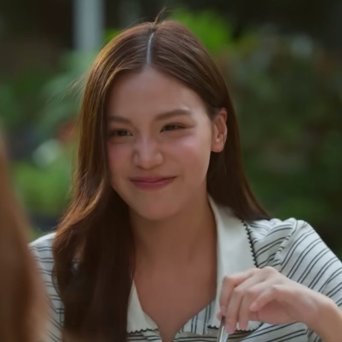 แม่หาแฟนรวยๆให้หนูได้แล้วนะลูก ดีกรีนักร้องดัง มีเพื่อน(แฟนเก่า)เป็นนางแบบด้วย แวดวงคนรวยเลยล่ะ ใบแป๋วสนใจมั้ยลูก ชื่อย่อคริสตัล