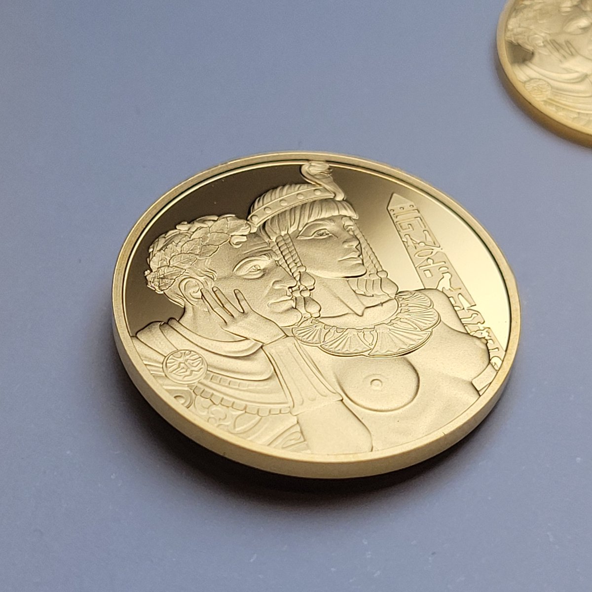 TScoinCompany's tweet image. ✨️ 𝗖𝗮𝗲𝘀𝗮𝗿 &amp;amp; 𝗖𝗹𝗲𝗼𝗽𝗮𝘁𝗿𝗮 from the 
𝗣𝗼𝘄𝗲𝗿 𝗼𝗳 𝗟𝗼𝘃𝗲 series. Available in 1 oz, 1/4 oz and 1/10 oz gold editions.

ts-coin.com
#TScoin #AttentionToDetails #gold #Au999 #coin