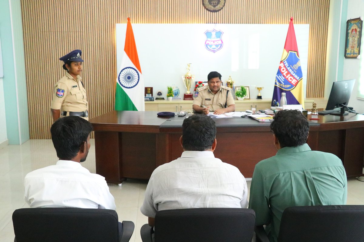 spmedak's tweet image. ప్రజా సమస్యల పరిష్కారమే పోలీస్ శాఖ లక్ష్యం.
ప్రజావాణి కార్యక్రమంలో వచ్చిన ప్రతి ఫిర్యాదును జిల్లా ఎస్పీ డి.వి. శ్రీనివాసరావు IPS స్వయంగా విని, తక్షణ చర్యలకు ఆదేశాలు.
చట్టపరంగా ప్రతి ఒక్కరికీ న్యాయం అందిస్తామని హామీ. 
#PeopleFirst #MedakPolice