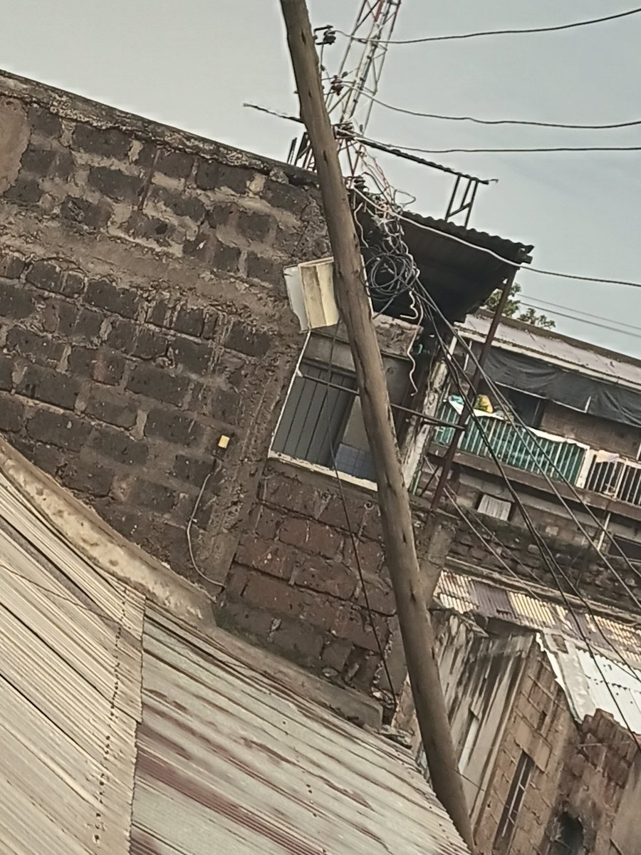 BenWaMigate's tweet photo. @KenyaPower @KenyaPower_Care @citizentvkenya Kenya Kuna Post imeangukia Kanisa The Last Minute Christian Church Dandora Phase 2 karibu Kuna wafanyikazi wenu hapa James Gichuru Pry Sch na nimewaambia Wa disconnect moto kwa transformer ili iache kulipuklipuka lakini wanakataa https://t.co/iCgtZ2vweK