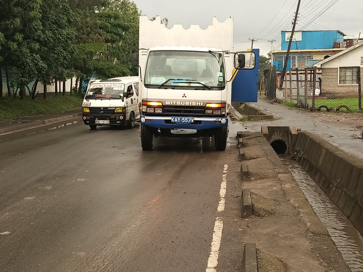 BenWaMigate's tweet photo. @KenyaPower @KenyaPower_Care @citizentvkenya Kenya Kuna Post imeangukia Kanisa The Last Minute Christian Church Dandora Phase 2 karibu Kuna wafanyikazi wenu hapa James Gichuru Pry Sch na nimewaambia Wa disconnect moto kwa transformer ili iache kulipuklipuka lakini wanakataa https://t.co/iCgtZ2vweK