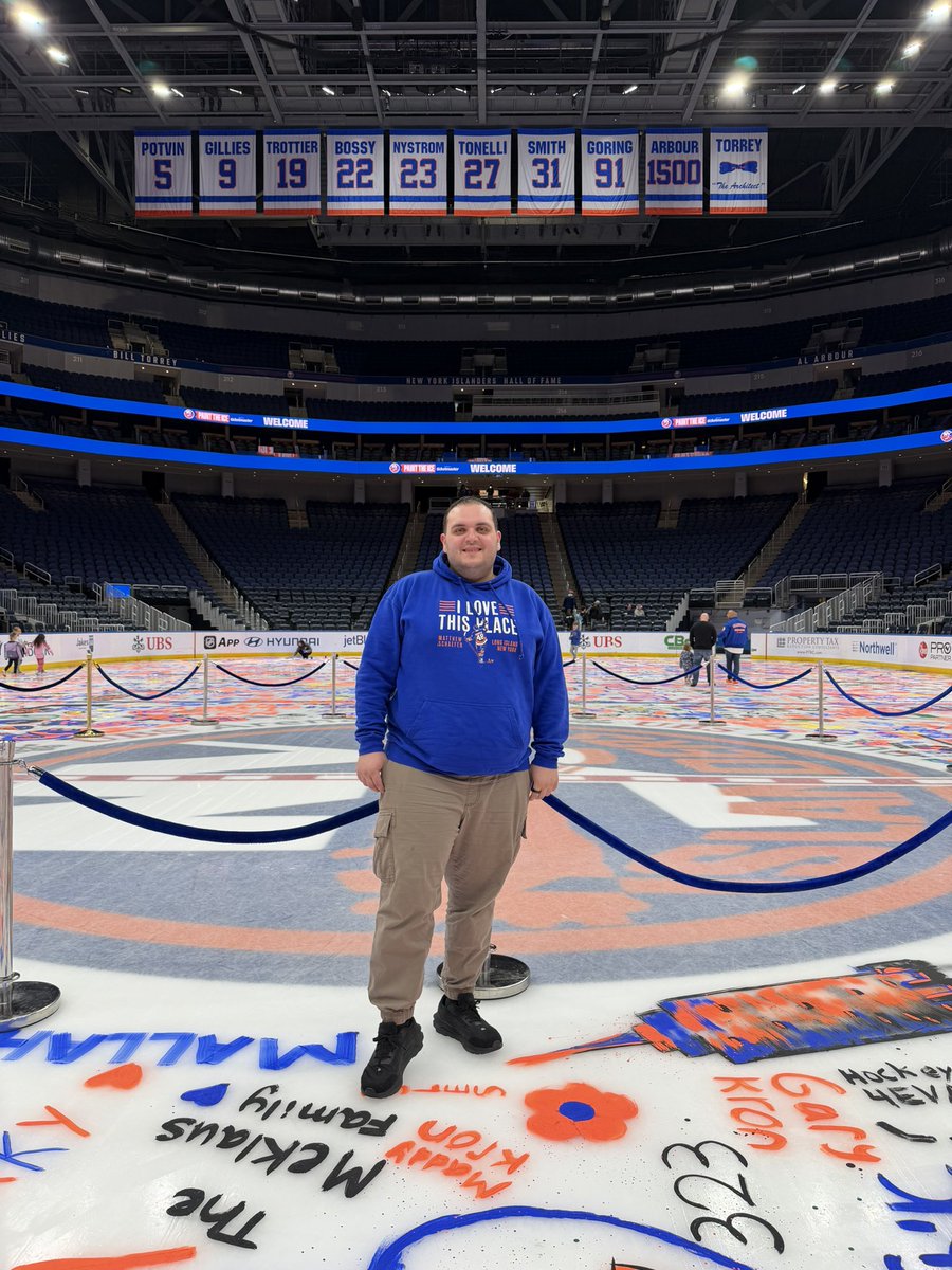 Sorokinsavesme's tweet image. Painted the ice at UBS Arena today and I’m not even exaggerating… this might be the coolest tradition in sports

like your watching games here… and now you’re out on the actual ice leaving your mark on it 💙🧡 #Isles #nhl @NYIslanders