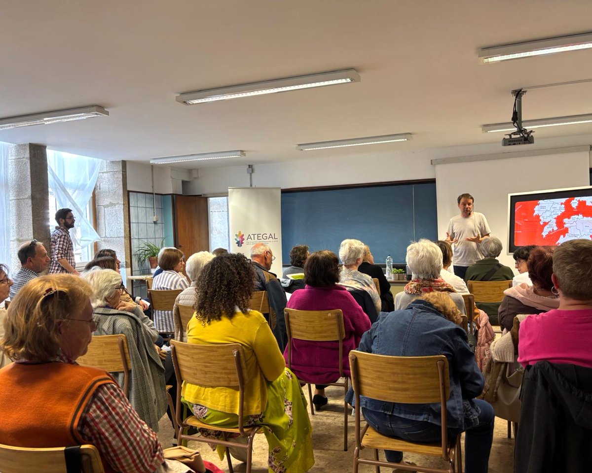 ategal's tweet photo. 📖✍El pasado jueves, 23 de abril, las Aulas de #Santiago contaron con la increíble visita de @arturo.lezcano, que se acercó a Ategal para presentar su libro O país invisible.

¡Qué mejor forma de celebrar el #DíadelLibro!🌹 https://t.co/iwIpqP0rCk