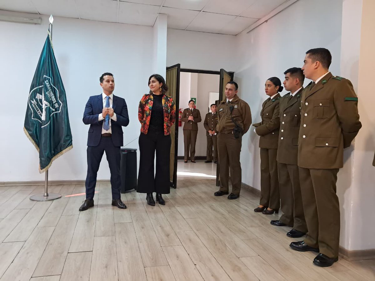seremimdsrm's tweet photo. 💚 Feliz día del Carabinero 👮🏼‍♀️👮🏻

En el 99º Aniversario de @Carabdechile, y los Seremis Kattia Durán y Sebastián Norambuena asisten a la 4ta Comisaría de Santiago para reconocer a quienes arriesgan su vida a diario por todos los chilenos.

#GraciasCarabineros 🇨🇱 https://t.co/SvVaETCrFt