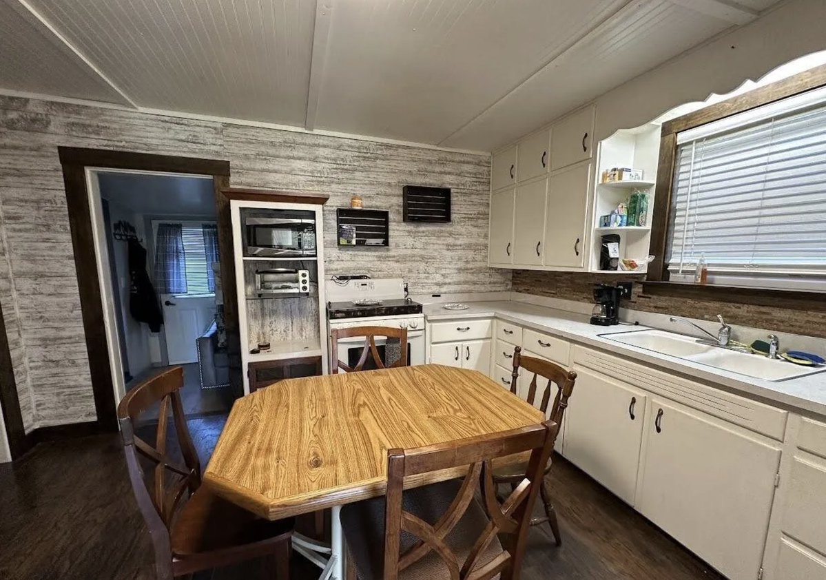oldhouseunder50's tweet image. $57,500. c.1920 #Affordable 913sf #NorthDakota Home  - With Garage and Corner Lot. This cute little home is move-in ready. oldhousesunder50k.com/c-1920-afforda…