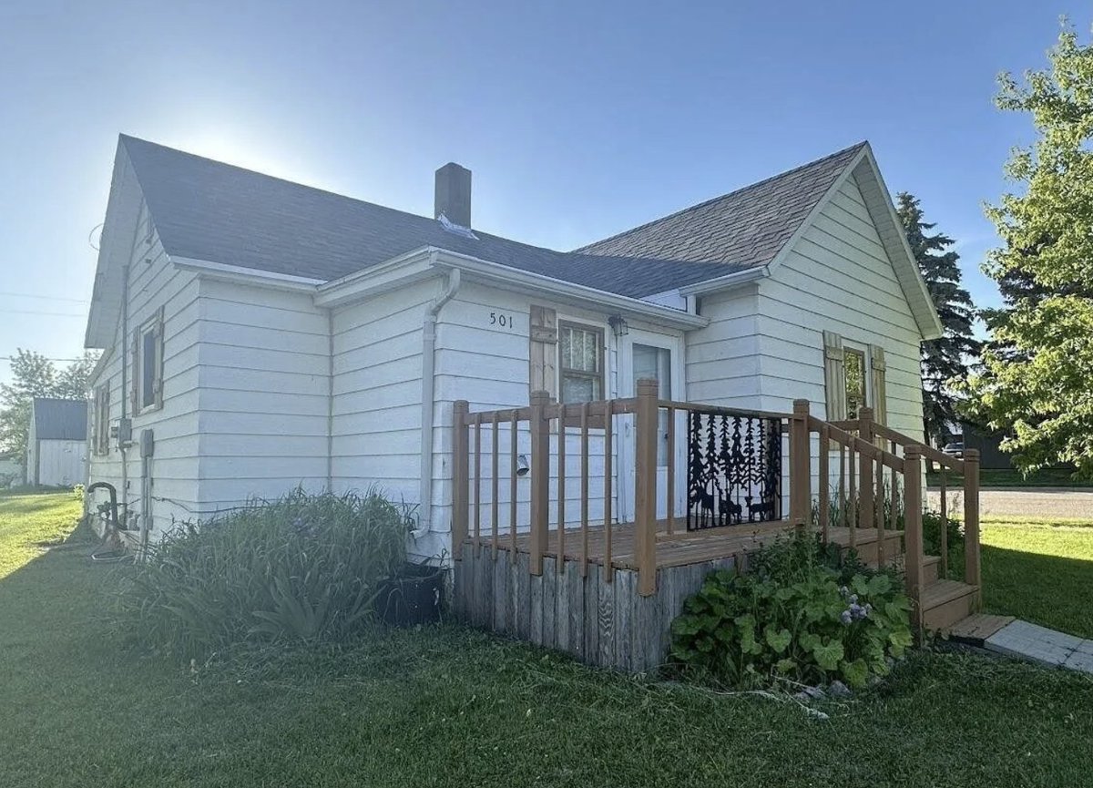 oldhouseunder50's tweet image. $57,500. c.1920 #Affordable 913sf #NorthDakota Home  - With Garage and Corner Lot. This cute little home is move-in ready. oldhousesunder50k.com/c-1920-afforda…