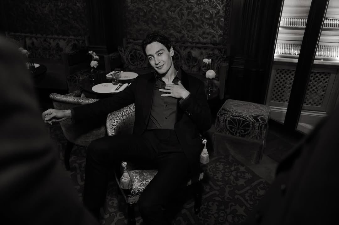 マイアミGPの特別スーツは見なかったことにしたよ。63には悪いけどNUの紫は好きになれない……公式デザインがひどすぎて精神がもたない。63の香水広告を見て心を鎮めよう。いつも綺麗だね、63。いや、しかしだよ、本当にこの宣伝写真(?)すごい構図だよな……スーツを着た2人の男の前で、だよ。意味深だ