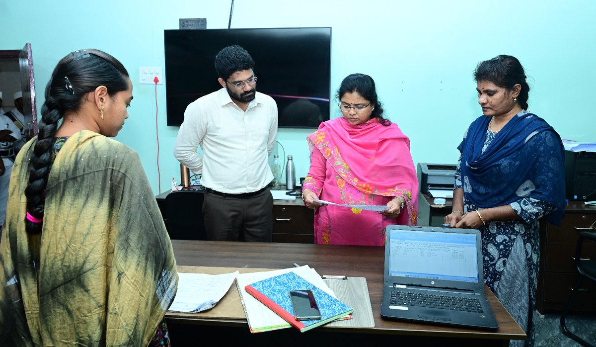 CollectorWg's tweet photo. జిల్లాలో రైతులకు డీజిల్ సరఫరా సులభతరం చేయడానికి కలెక్టరేట్లో ఏర్పాటు చేసిన కంట్రోల్ రూమ్ను కలెక్టర్ నాగరాణి, జేసీ రాహుల్ కుమార్ రెడ్డి తనిఖీ చేశారు. కాల్ సెంటర్ ద్వారా రైతులకు త్వరిత సేవలు అందిస్తున్నారు.
#FuelSupply #FarmersSupport #Diesel #AgriServices #DistrictAdmin https://t.co/sgwGf1iIR5