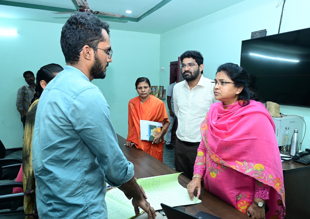 CollectorWg's tweet photo. జిల్లాలో రైతులకు డీజిల్ సరఫరా సులభతరం చేయడానికి కలెక్టరేట్లో ఏర్పాటు చేసిన కంట్రోల్ రూమ్ను కలెక్టర్ నాగరాణి, జేసీ రాహుల్ కుమార్ రెడ్డి తనిఖీ చేశారు. కాల్ సెంటర్ ద్వారా రైతులకు త్వరిత సేవలు అందిస్తున్నారు.
#FuelSupply #FarmersSupport #Diesel #AgriServices #DistrictAdmin https://t.co/sgwGf1iIR5