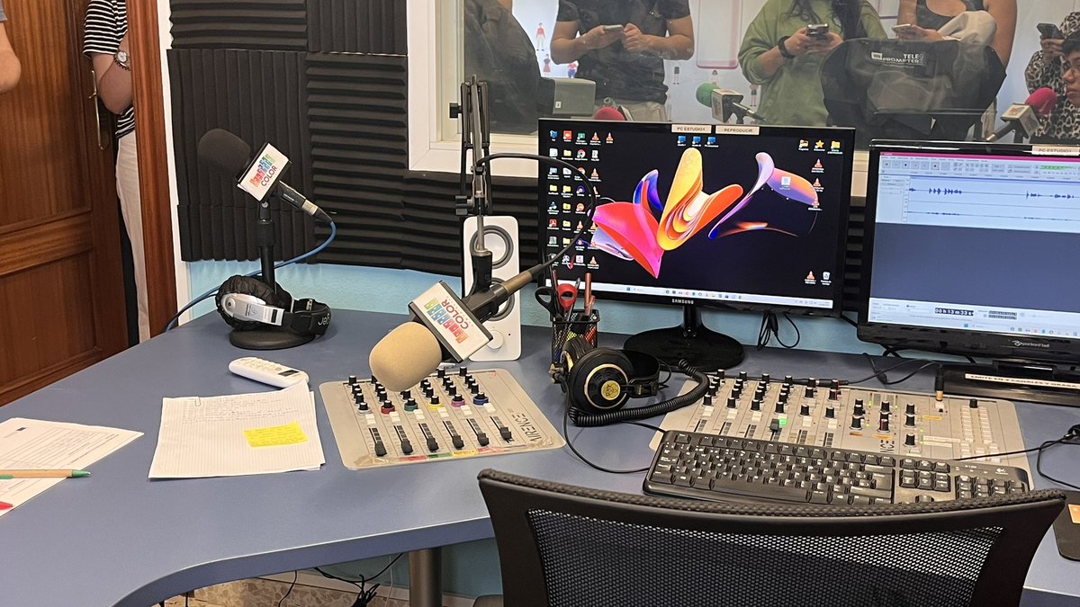 valerimuzz's tweet photo. @PCproyectohogar Mesa de realización de la emisora🖥️🔊: https://t.co/UTQpmr993R
