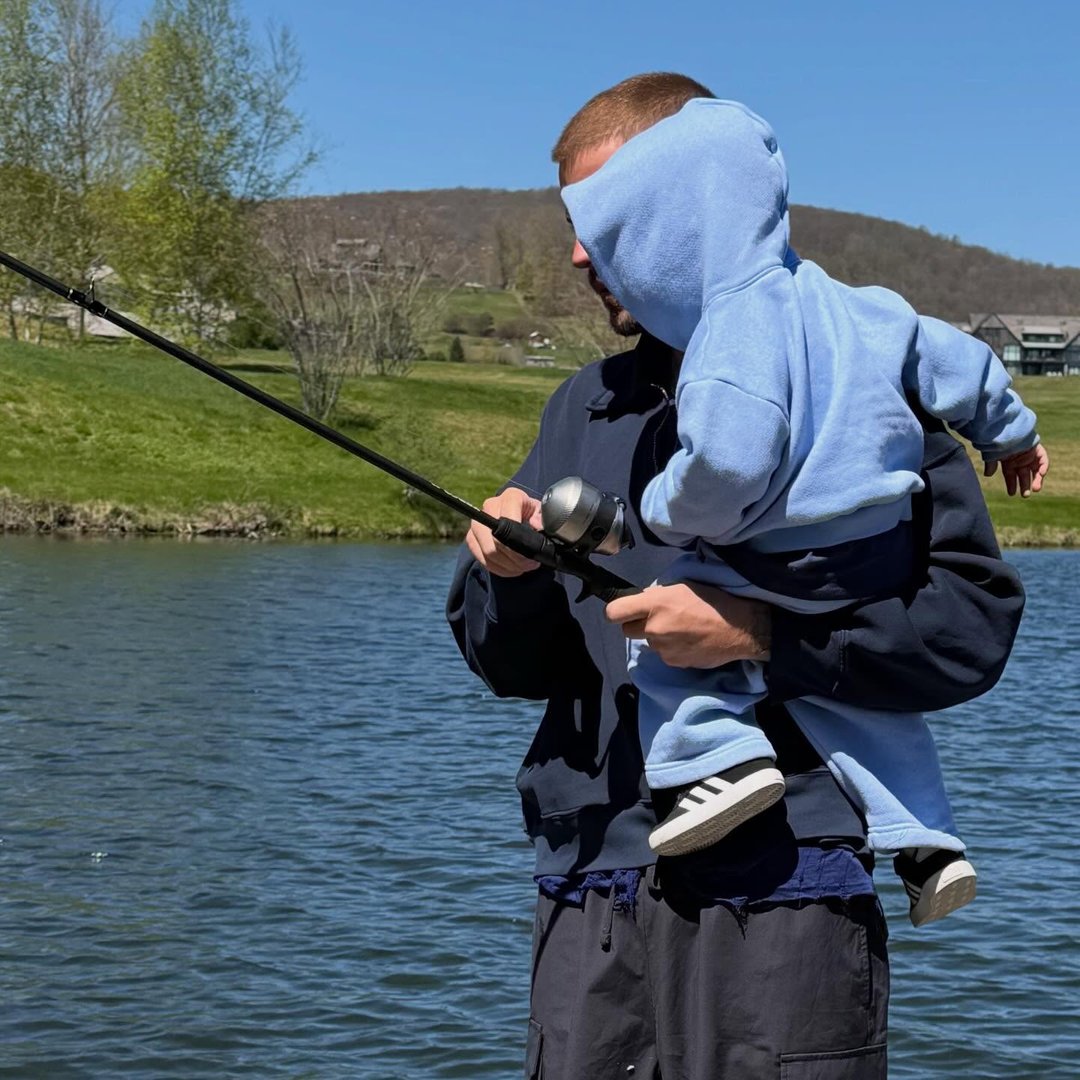 InsidePublic's tweet image. Justin Bieber a profité d’un moment chill à la pêche avec son fils Jack 🎣🤍

📸 lilbieber

#people #newspeople #actupeople #public #gossip