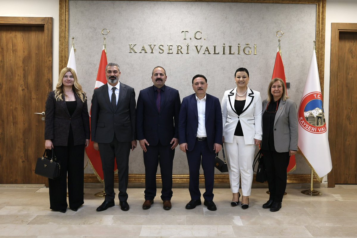 Valimiz Sayın Gökmen Çiçek, Adanalılar Derneği Başkanı Ersin Boran ve yönetim kurulu üyelerini makamında kabul etti.
