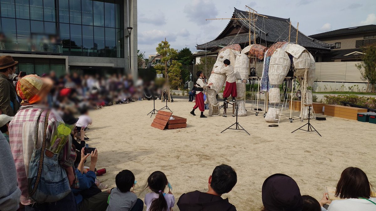 wassan_hoshiusa's tweet photo. #劇団ドクトペッパズ さん(Dctpeppers Theatre) の、白象の白糸恩(はくしょん)。その①。

高円寺に象がいて、たくさんの人が歓声を上げて見上げている姿があまりにも素敵だった。
子どもたちはもちろん、大人が吸い寄せられて象の後を追っていた。

#高円寺びっくり大道芸
#高円寺びっくり大道芸2026 https://t.co/O4EeZVUAvi