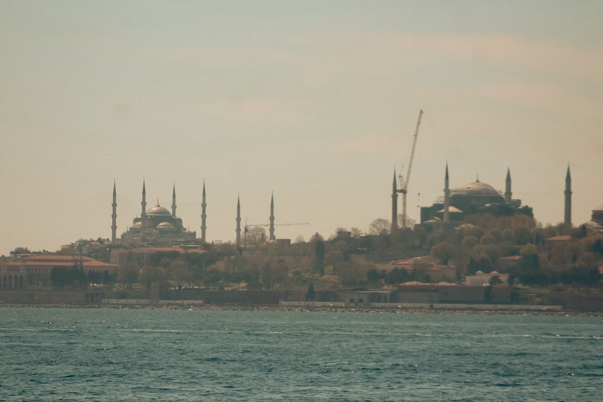 veraulveram's tweet photo. Bir şehir ol. Mesela İstanbul gibi.
De ki:
“Boğazım kuruyana kadar seveceğim seni...”✨
#sinematic https://t.co/Z0IZ6I9p5f