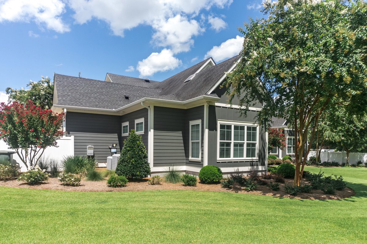 PickettsRoofing's tweet image. The right siding can make your home stand out without going over the top. We'll install a system that will balance design and durability. Give your home a refresh with Pickett's Roofing today. pickettsroofing.com
 
#Siding #HomeImprovement #SidingInstallation