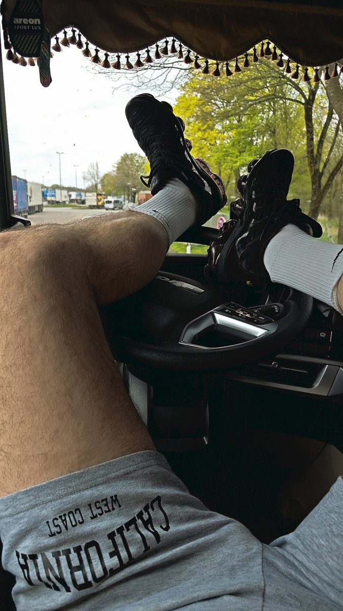 Sneak Trucker (1,1 K) tweet media