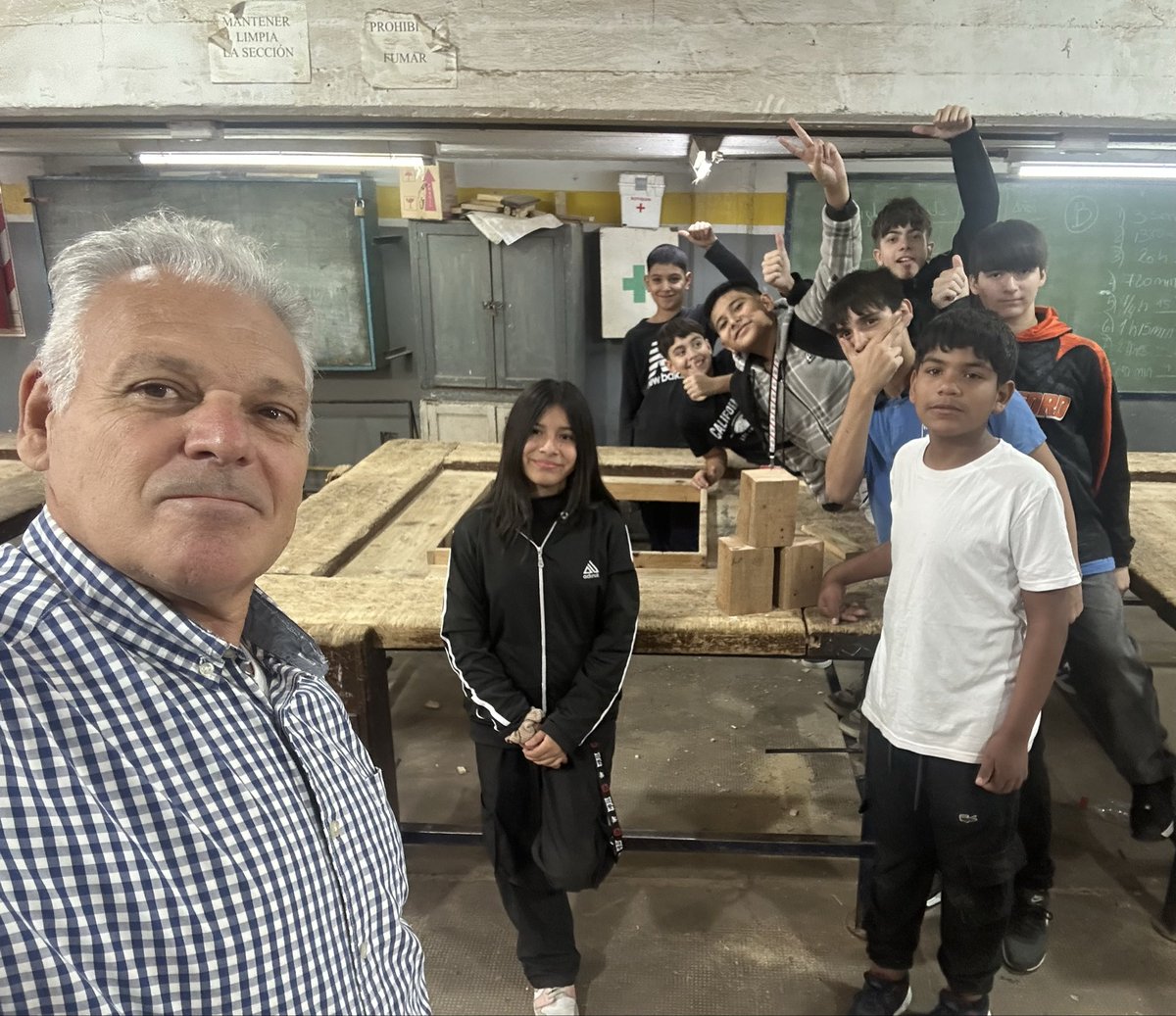 Ing_Raduazzo's tweet photo. Seguimos trabajando con el alumnado de la técnica, haciendo realces para estanterías de la biblioteca que se encuentra muy vulnerable y afectada por las inundaciones en Temperley. https://t.co/qbDJ0E08eu