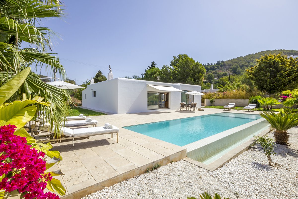 villaexperts's tweet image. We've added more stunning properties in Ibiza! Check out Finca Blanca, perfect for families or couples. 2 ensuite bedrooms, private pool, and a 10-min walk to Talamanca beach! 🌞 Only 5 mins to Ibiza Town!
Book your dream holiday here: bit.ly/3Nz8ccu 
#Ibiza #PrivatePool