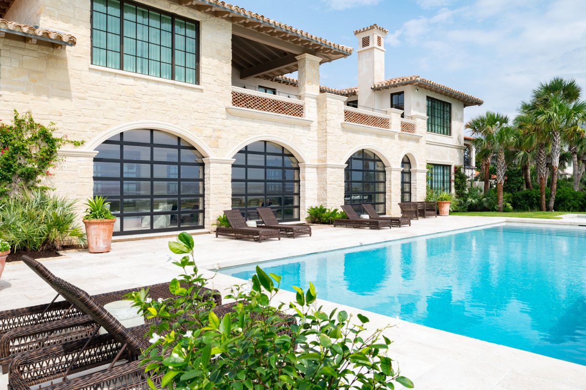 AcmeBrick's tweet image. The "staycation" isn't going anywhere. 🌊 Swimming pools are making a massive comeback, find out why (and how to level up your pool deck with brick) on the blog.

Read more: bit.ly/4vHikAU

 #OutdoorLiving #PoolDesign