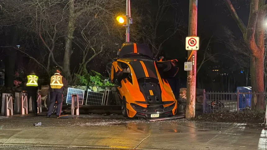 UniversoMotor24's tweet photo. Un McLaren naranja desafía la gravedad en Toronto tras impacto brutal 
 https://t.co/GY49iwUb4v https://t.co/88EnzkRCHR