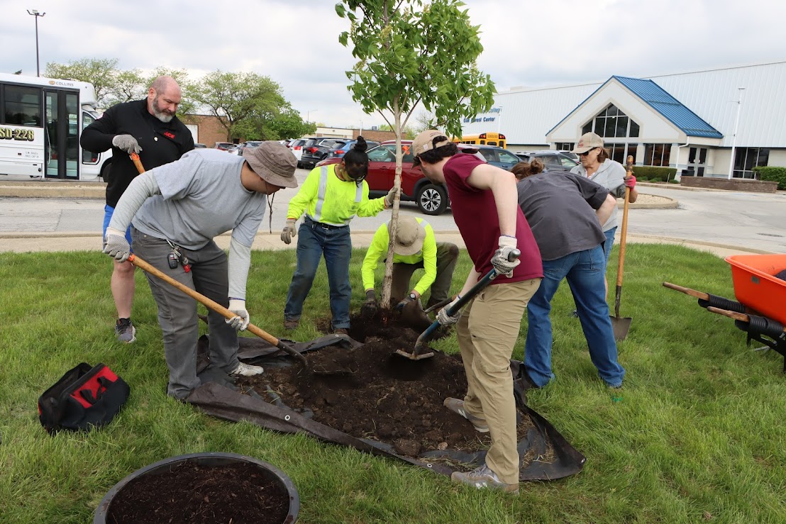 South_Suburban's tweet image. Our Tree Planting &amp;amp; Shred Dawg Shredding event was a huge success! 🌳 Documents were shredded, electronics were recycled, and new trees were planted at the Oak Forest Campus for Arbor Day.

#ThisIsSuccess #BulldogPride #ArborDay
